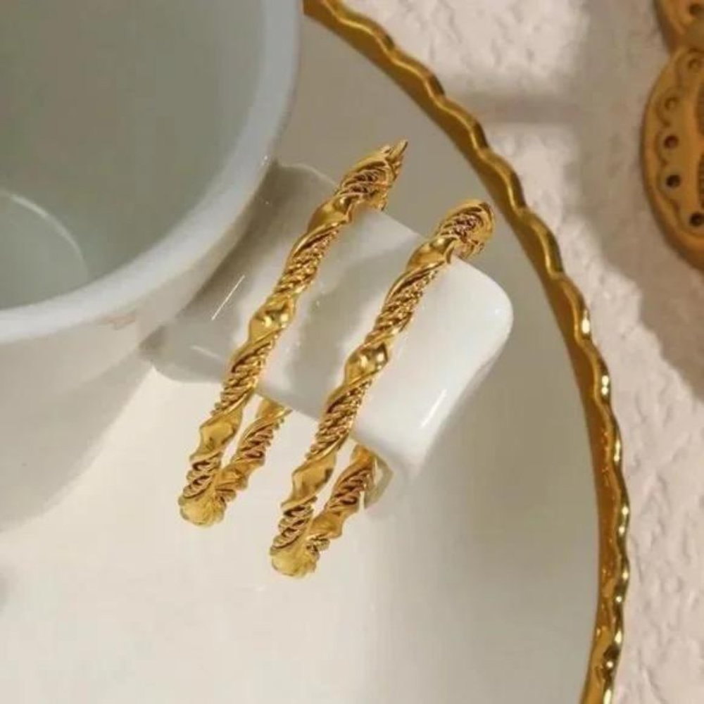 NEW 18K GOLD TWISTED CIRCLE HOOP EARRINGS, WONDERFUL EARRINGS, WOW EARRINGS. - Picture 5 of 6